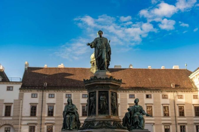 Statue impériale du Hofburg devant la façade du palais pour illustrer les monuments de Vienne.